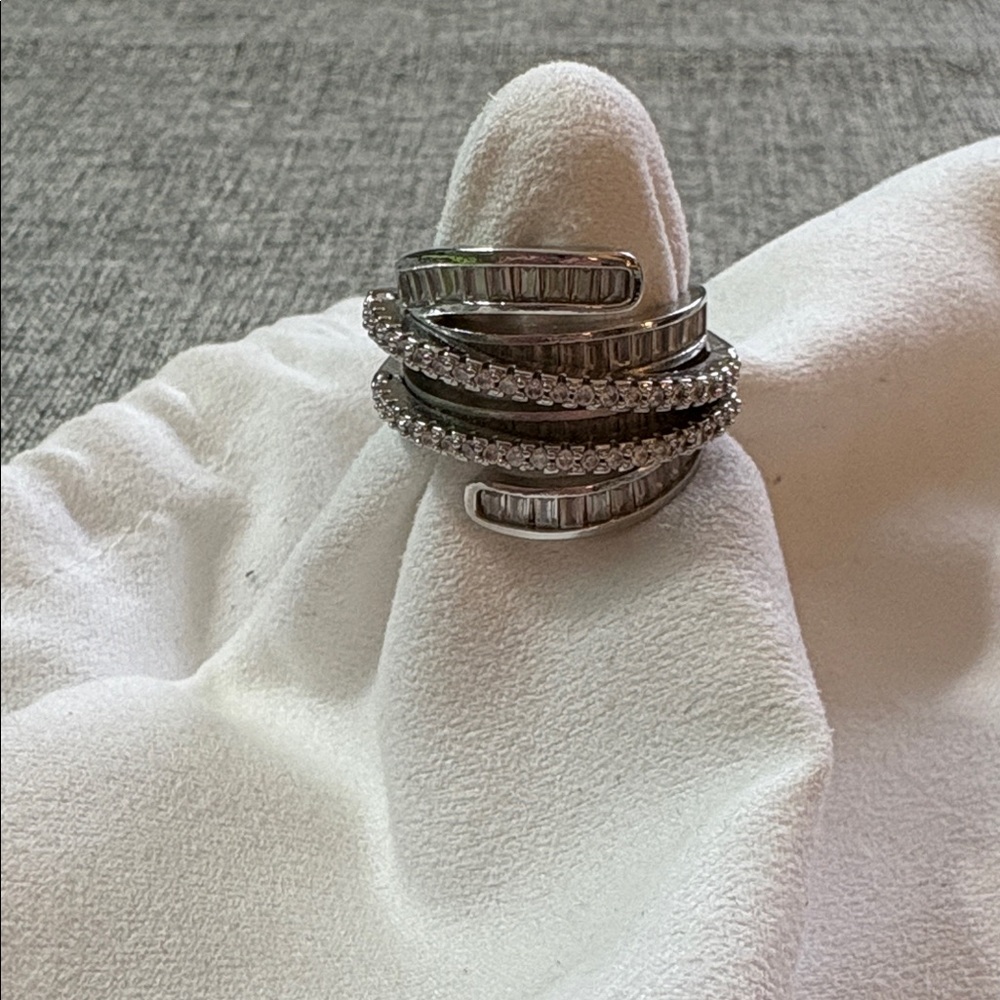 Elegant Silver Women's RingApproximate size 7.25 MAKE ME AN OFFER!